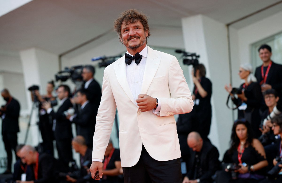 latercera's tweet photo. 🗳#PlebiscitoLT | Y no llegó a votar: Pedro Pascal se convierte en tendencia en Redes Sociales tras no venir a Chile a sufragar https://t.co/Ax5yE5AXqC https://t.co/BTlEtJP4Ar