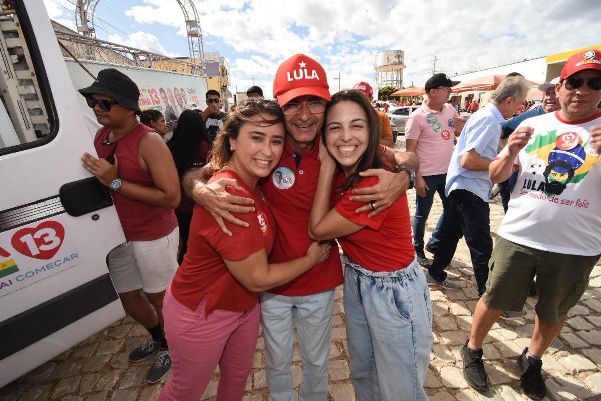 FranciscodoPT13's tweet photo. Tem 4 eleitores/as do Presidente @LulaOficial e da Governadora @fatimabezerra se olhando @samandaalves @natbonavides #tocomela #LulaEoPTjaNo1ºTurno https://t.co/XOJNdP39tW