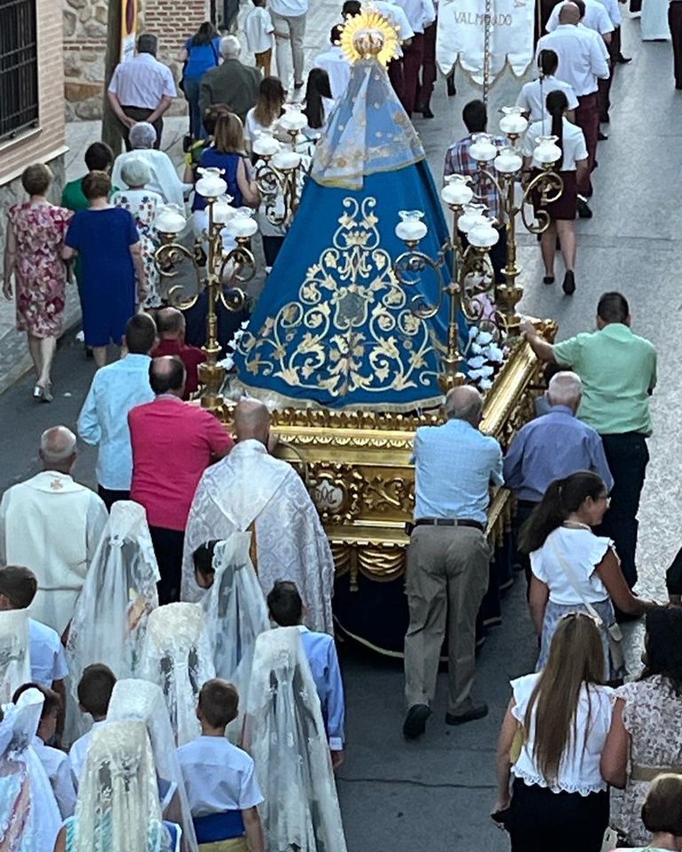 P_Valmojado's tweet photo. Esta tarde hemos acompañado a nuestra Virgen de la Misericordia en procesión por las calles de nuestro pueblo. 

Protege, Madre, a este Pueblo, a esta Parroquia, a su Hermandad y a la #ARCPirotecnicaLaAlegría 

¡Viva la Virgen de la Misericordia! ¡Viva la Piro! ¡Viva Valmojado! https://t.co/Mbd3VwfSGl