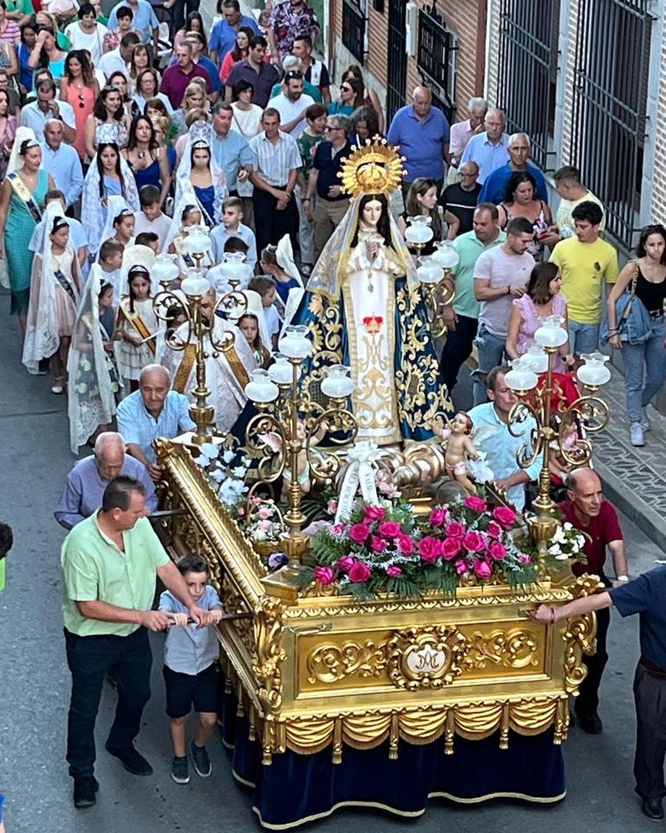 P_Valmojado's tweet photo. Esta tarde hemos acompañado a nuestra Virgen de la Misericordia en procesión por las calles de nuestro pueblo. 

Protege, Madre, a este Pueblo, a esta Parroquia, a su Hermandad y a la #ARCPirotecnicaLaAlegría 

¡Viva la Virgen de la Misericordia! ¡Viva la Piro! ¡Viva Valmojado! https://t.co/Mbd3VwfSGl