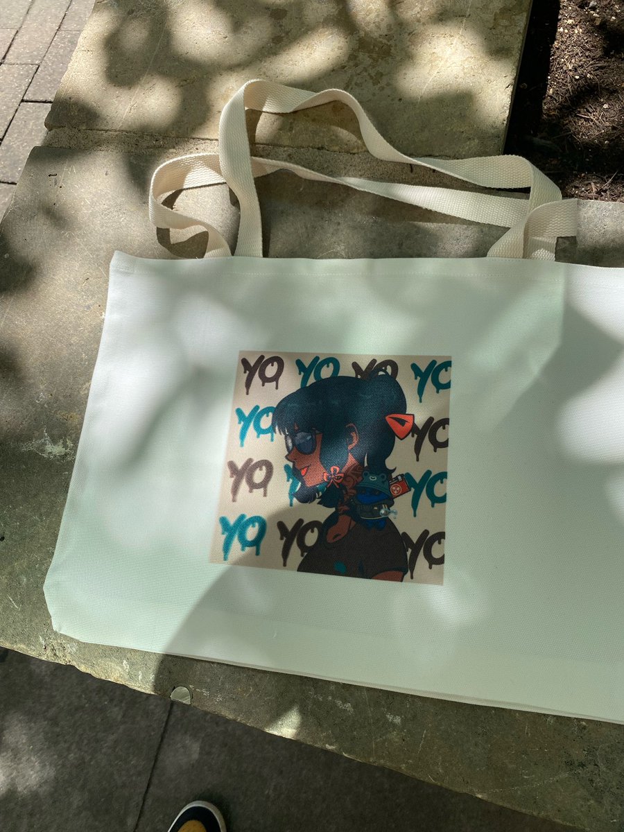 alfyang11's tweet photo. @xrathoredoteth @AzukiOfficial @xrathoredoteth your last edit made it onto a bag. Yo! https://t.co/tt5sQ901l6