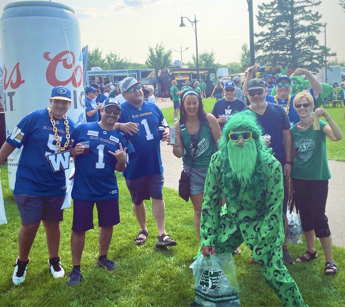 TrinaLeigh77's tweet photo. Nothing better than #LabourDayClassic 💚🏈  #RidersLive #GoRiders #SundayFunday #MakingFriendswiththeenemy #CFL https://t.co/77Lp85sTuL
