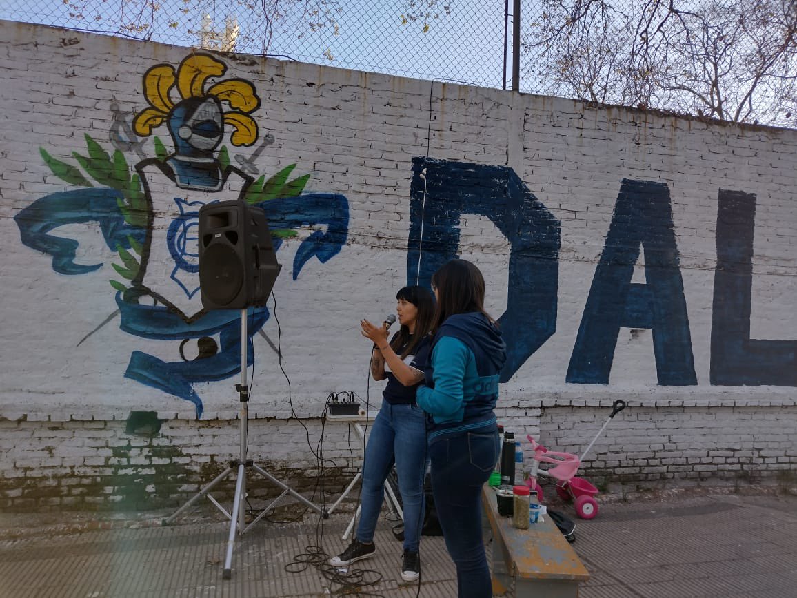 MundoTriperoOK's tweet photo. #CGE #GELP 🔵 JOHA, EL LOBO NO TE OLVIDA

@TripaEnManada restauró en mural de Johana Ramallo a 5 años de su desaparición. De la jornada participó también Marta, la madre de Johana, quien habló a las personas presentes sobre su resignificación del dolor en proceso de lucha https://t.co/3cy0bpUcSR