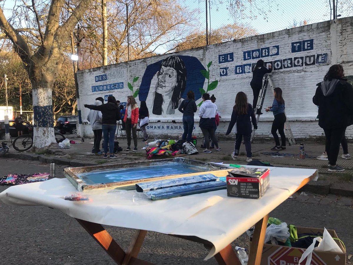 MundoTriperoOK's tweet photo. #CGE #GELP 🔵 JOHA, EL LOBO NO TE OLVIDA

@TripaEnManada restauró en mural de Johana Ramallo a 5 años de su desaparición. De la jornada participó también Marta, la madre de Johana, quien habló a las personas presentes sobre su resignificación del dolor en proceso de lucha https://t.co/3cy0bpUcSR