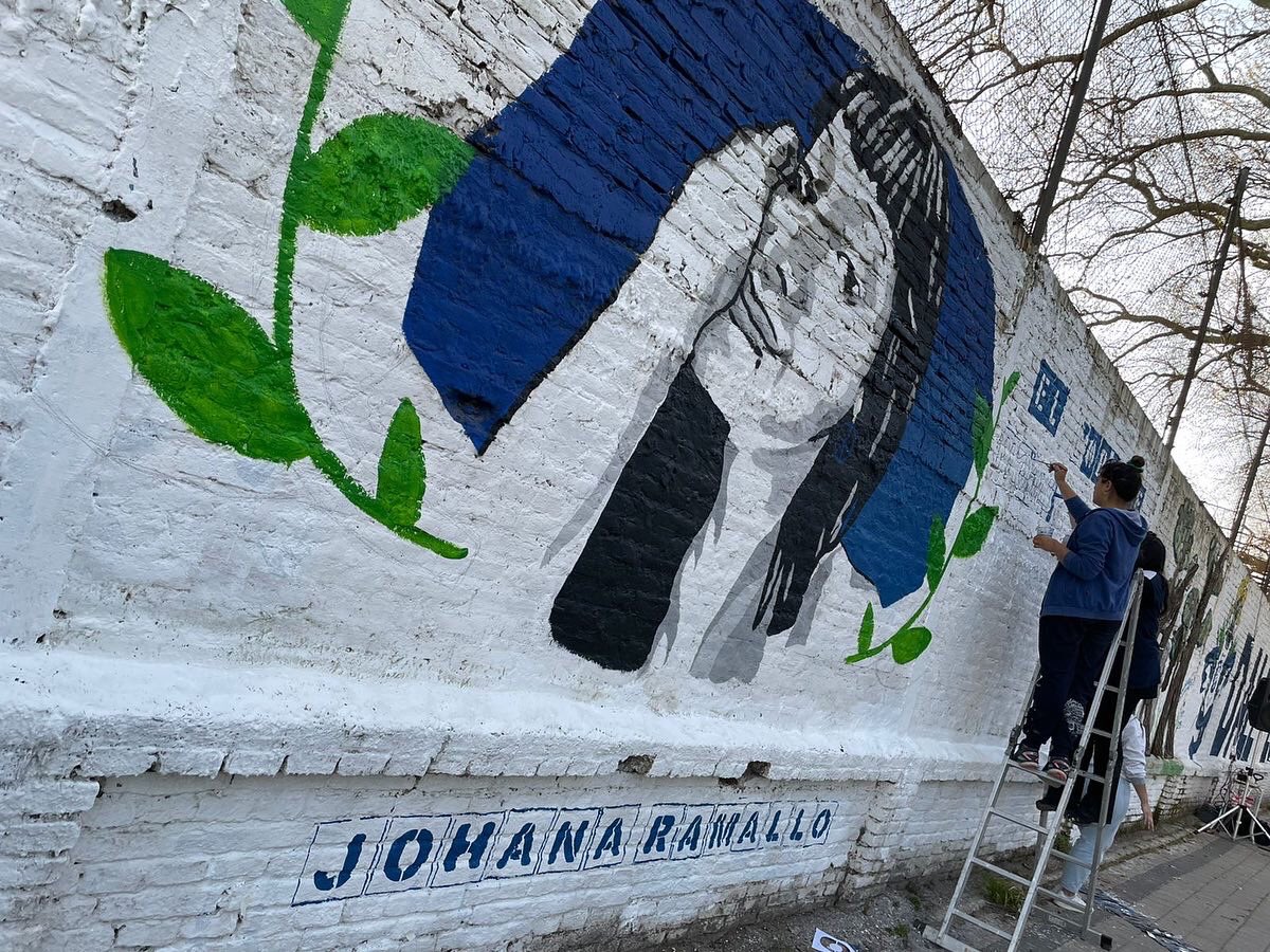MundoTriperoOK's tweet photo. #CGE #GELP 🔵 JOHA, EL LOBO NO TE OLVIDA

@TripaEnManada restauró en mural de Johana Ramallo a 5 años de su desaparición. De la jornada participó también Marta, la madre de Johana, quien habló a las personas presentes sobre su resignificación del dolor en proceso de lucha https://t.co/3cy0bpUcSR