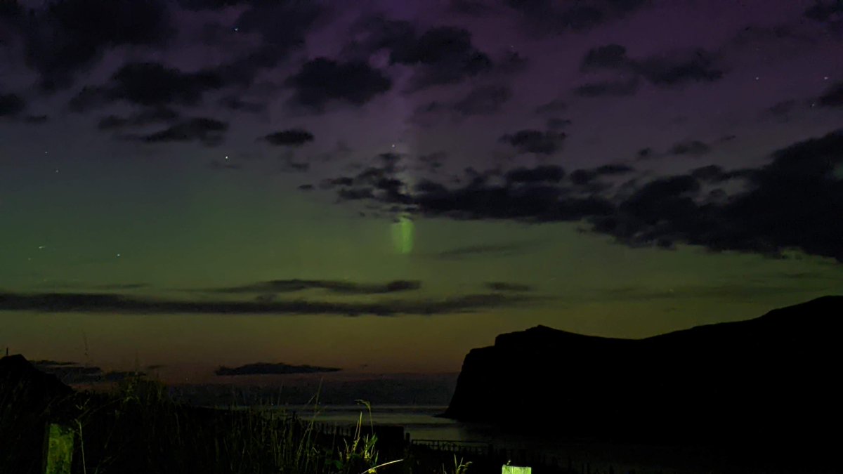 skyehen's tweet photo. Aurora Borealis from the garden. Phone shots but not too shabby #auroraborealis #milovaig #isleofskye #ladyaurora https://t.co/2h144WGg4U