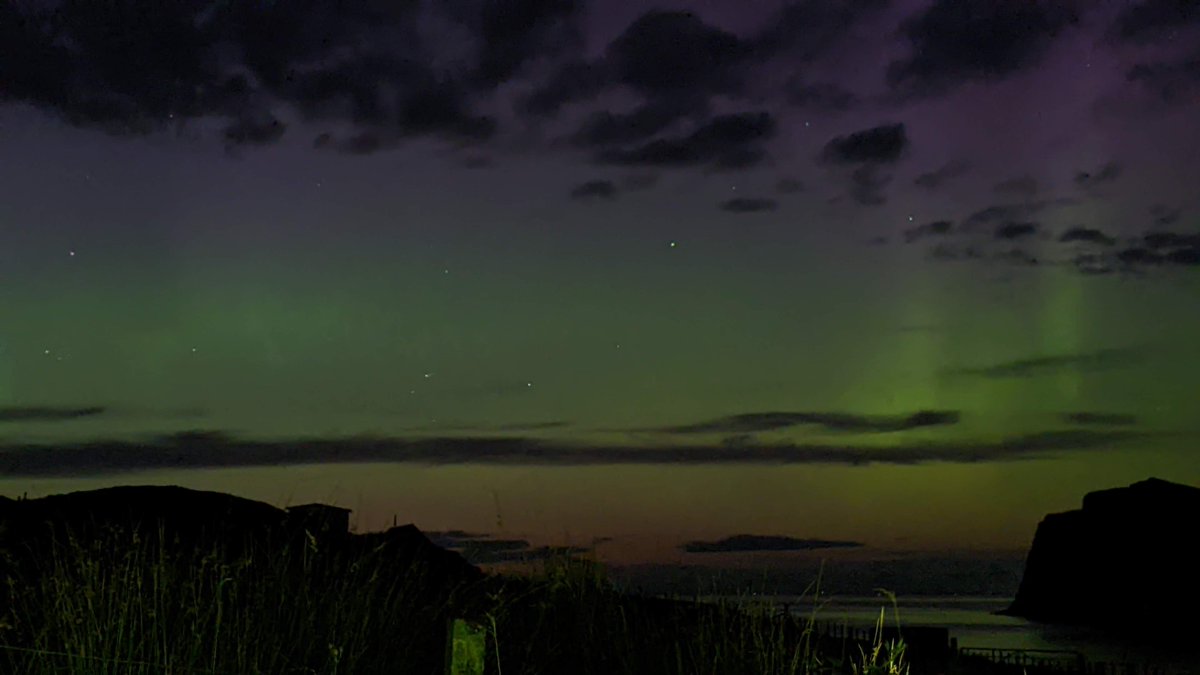 skyehen's tweet photo. Aurora Borealis from the garden. Phone shots but not too shabby #auroraborealis #milovaig #isleofskye #ladyaurora https://t.co/2h144WGg4U