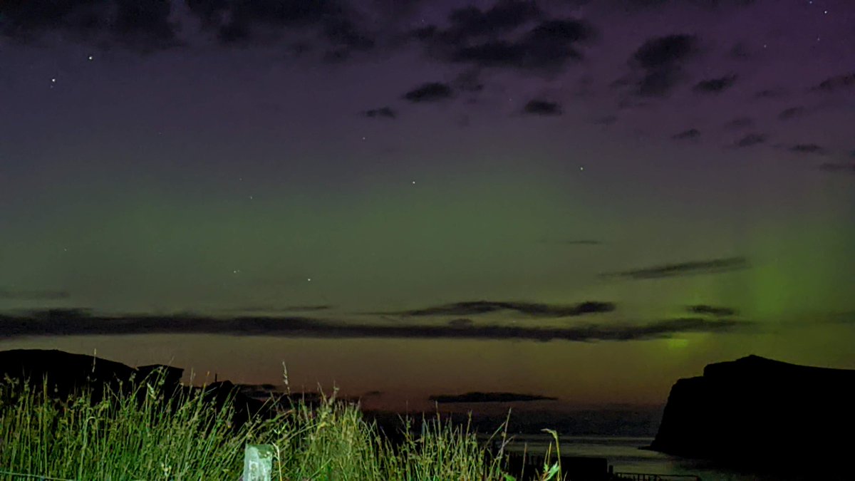 skyehen's tweet photo. Aurora Borealis from the garden. Phone shots but not too shabby #auroraborealis #milovaig #isleofskye #ladyaurora https://t.co/2h144WGg4U
