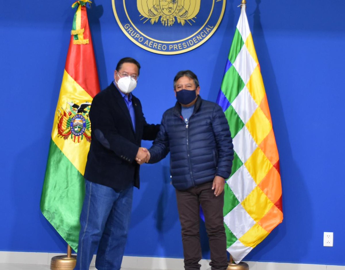 Entregamos el Bastón de Mando a nuestro jilata <a href="/LaramaDavid/">David Choquehuanca</a>, antes de partir a #Brasil, donde cumpliremos una importante agenda con nuestra comunidad boliviana y economistas brasileños.