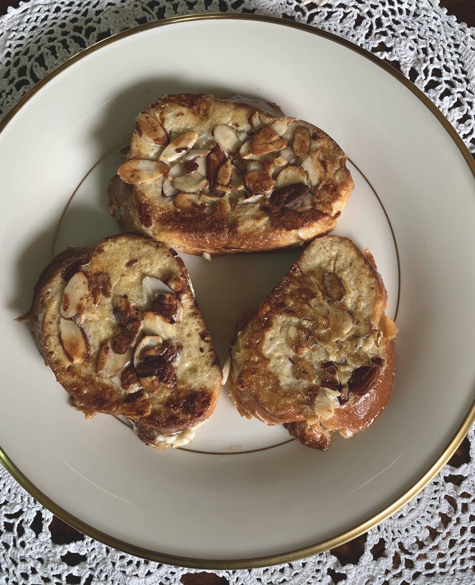 OboistaAlli's tweet photo. What do you do with leftover challah? Make 
@MollieKatzen's Crunchy Coated French Toast from  #SunlightCafe! YUM! https://t.co/iua0wMUhQo #Moosewood2022 https://t.co/y75ZxZuM0G