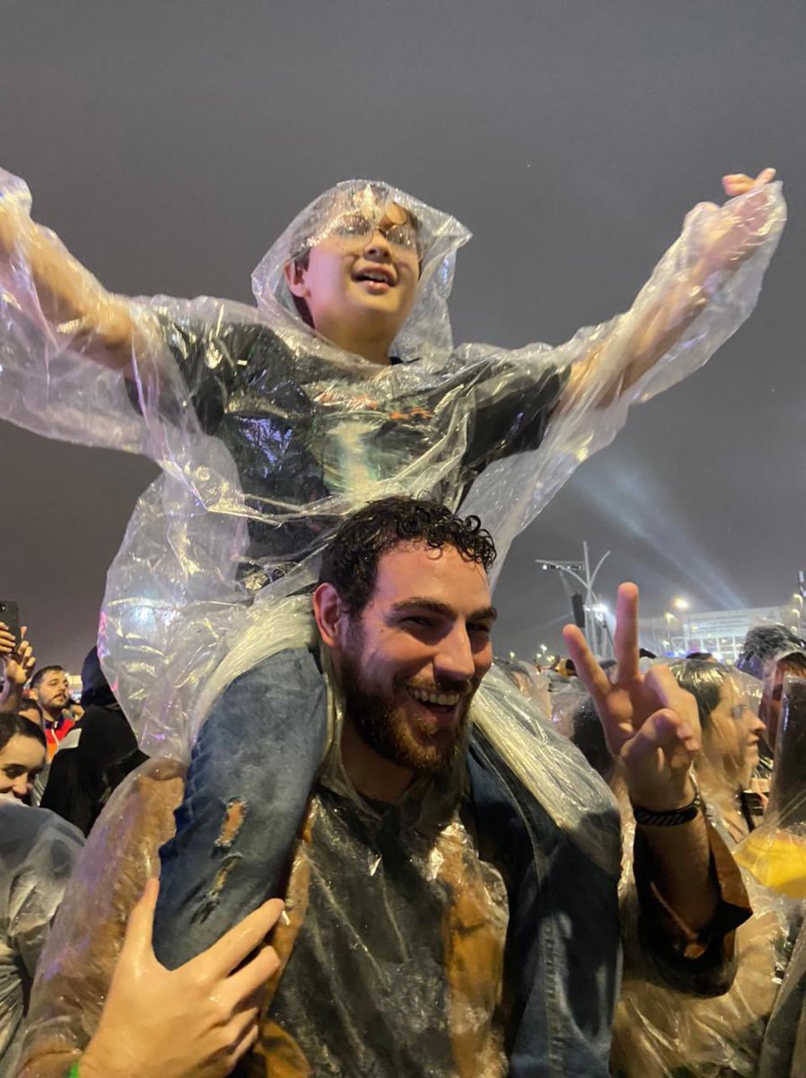 Cem mil pessoas. Chuva a beça. Um menino de dez anos não parava de cantar no show do Post, mesmo sem ver qualquer coisa do palco. Nem sombra.

Fiz valer meu 1,93. Me apresentei e falei “quer subir?”.

Eduardo ficou feliz, eu também. Valeu,
