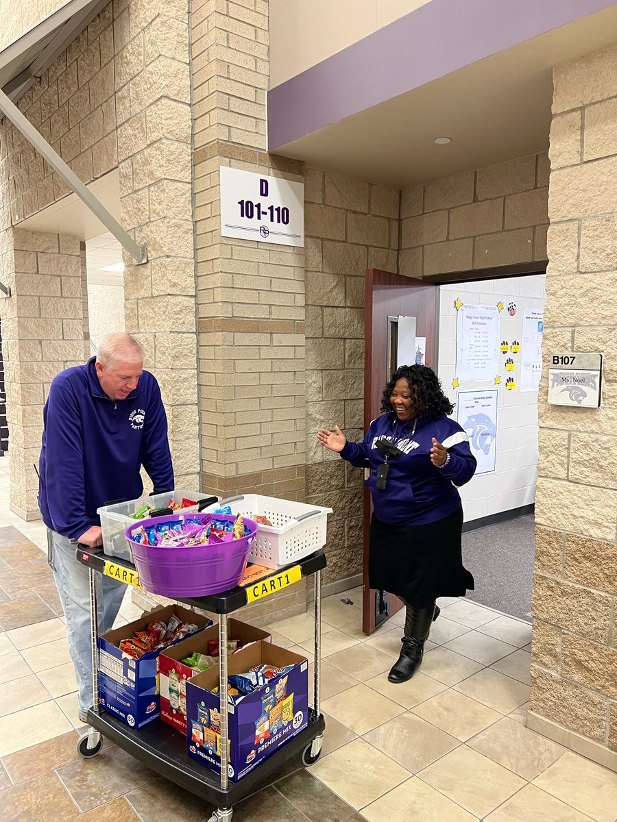 RGAPMobileLive's tweet photo. #AhaMoment: When you hear the #RPHSTreatTrolley coming down #MainStreet and it stops at your door… and Principal Brogan, et. al. says Ty Ms. Noel for #MakingADailyDifference in the lives of our Ss… #ImagineLearningBreakthrough @ImagineLearning #PantherAhas22 @RPHS_Panthers https://t.co/qOHRxeddnl