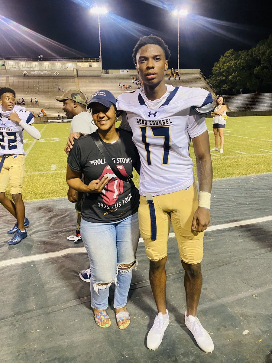 MoniqueOGooden's tweet photo. It was awesome watching #17 at the GC vs Catholic HS get that win !  38-35 !  #speed #defensephenom #versatility #edgerusher #athlete #eliteplayer #sonofalegend #geneticsarereal @DylanGooden4 @DocGooden16 🏈🏈💪🏾 https://t.co/nkRGX7KBZk