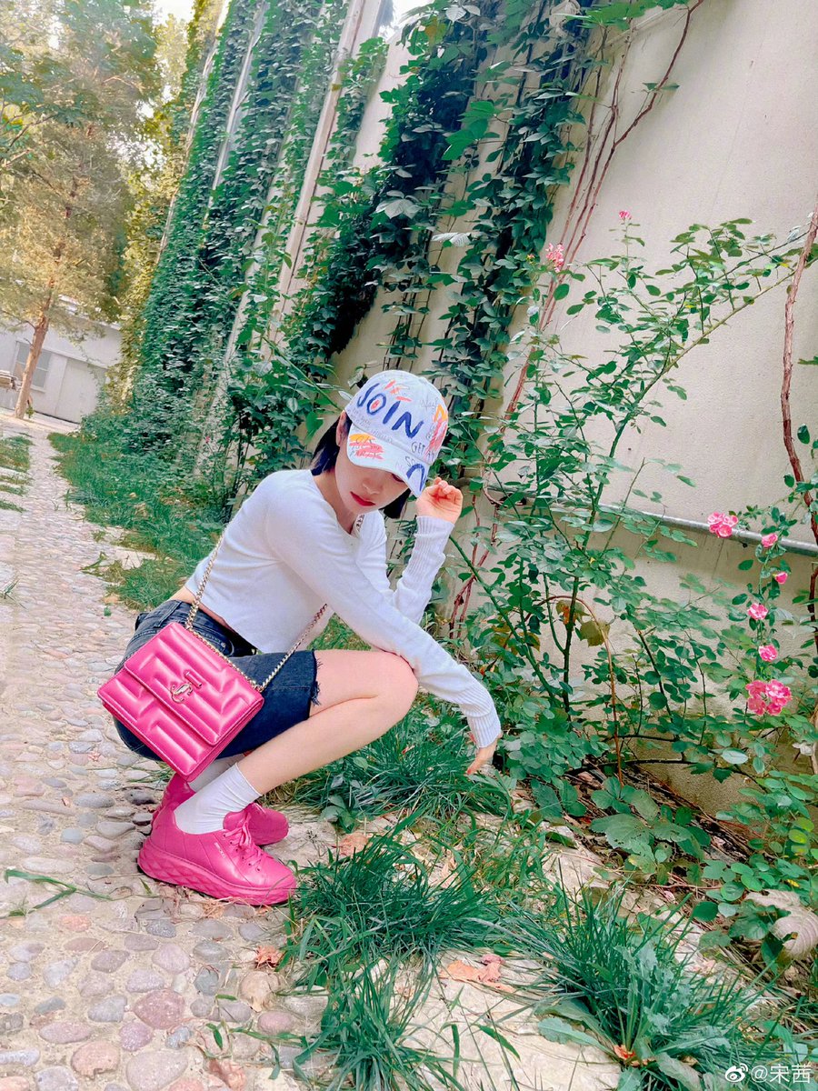 📷 — #SongQian updates in pink (1)

✧ “wishing that everyday you🌹 
have fruit to eat ❤️ 
can enjoy the sun ☀️ 
are carefree 🐰 
are free 🐷 ”

[ 220904 Weibo ]

#VictoriaSong #宋茜