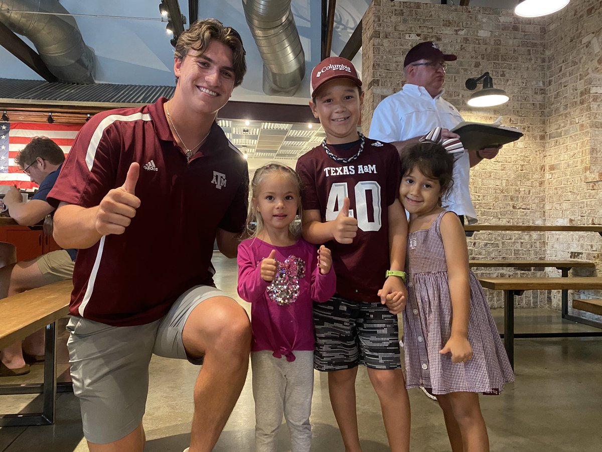 When you’re sitting next to <a href="/NDettmer21/">Nathan Dettmer</a> and eating <a href="/CoopersBBQAggie/">Cooper’s Old Time Pit Bar-B-Que Aggieland</a>, you gotta get a picture! ⚾️🧢👍🏽