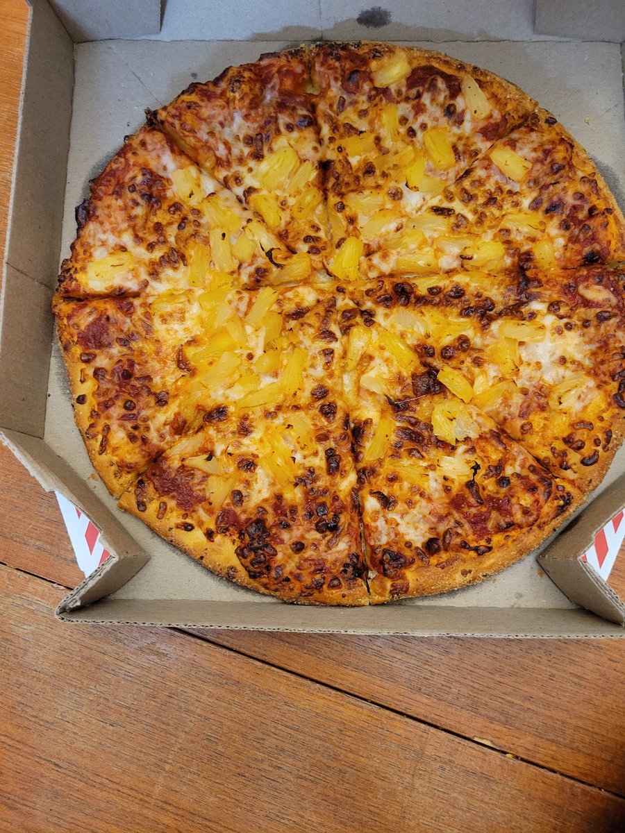 rickhosey's tweet photo. @dominos Why don't the ones from the actual stores come like this? Burnt edges = crap pizza. https://t.co/1e0jw778GY