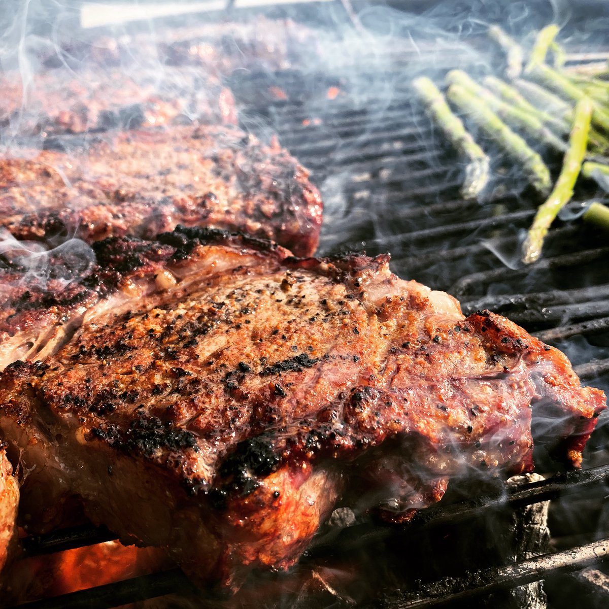 DudeBBQ's tweet photo. Reverse seared some #ribeyes this fine #LaborDayWeekend. #grilled #weber #charcoal https://t.co/Ddsgkl6Hht