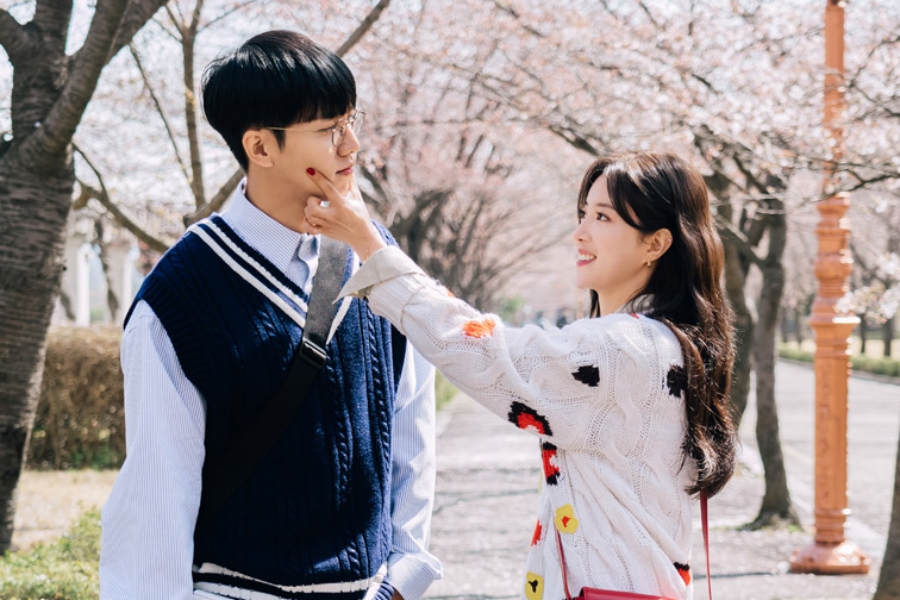 soompi's tweet photo. 3 Reasons To Look Forward To #LeeSeungGi And #LeeSeYoung's New Rom-Com "#TheLawCafe"
https://t.co/zknhtjfAbo https://t.co/UtHCxpTpzj