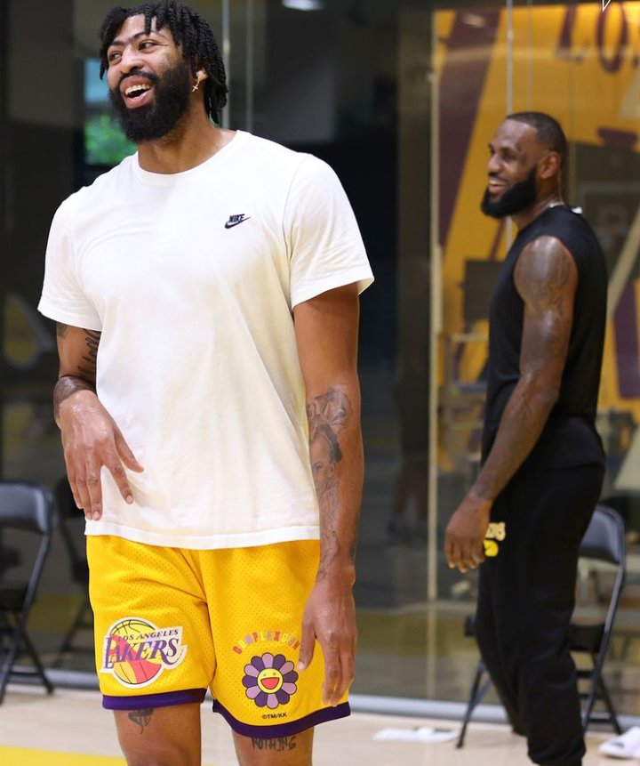 CALGILDaGoAt's tweet photo. @KingJames and @AntDavis23 Back in the Office putting in Work 💪🏽💪🏽💜💛 https://t.co/vykUQnuZZ5
