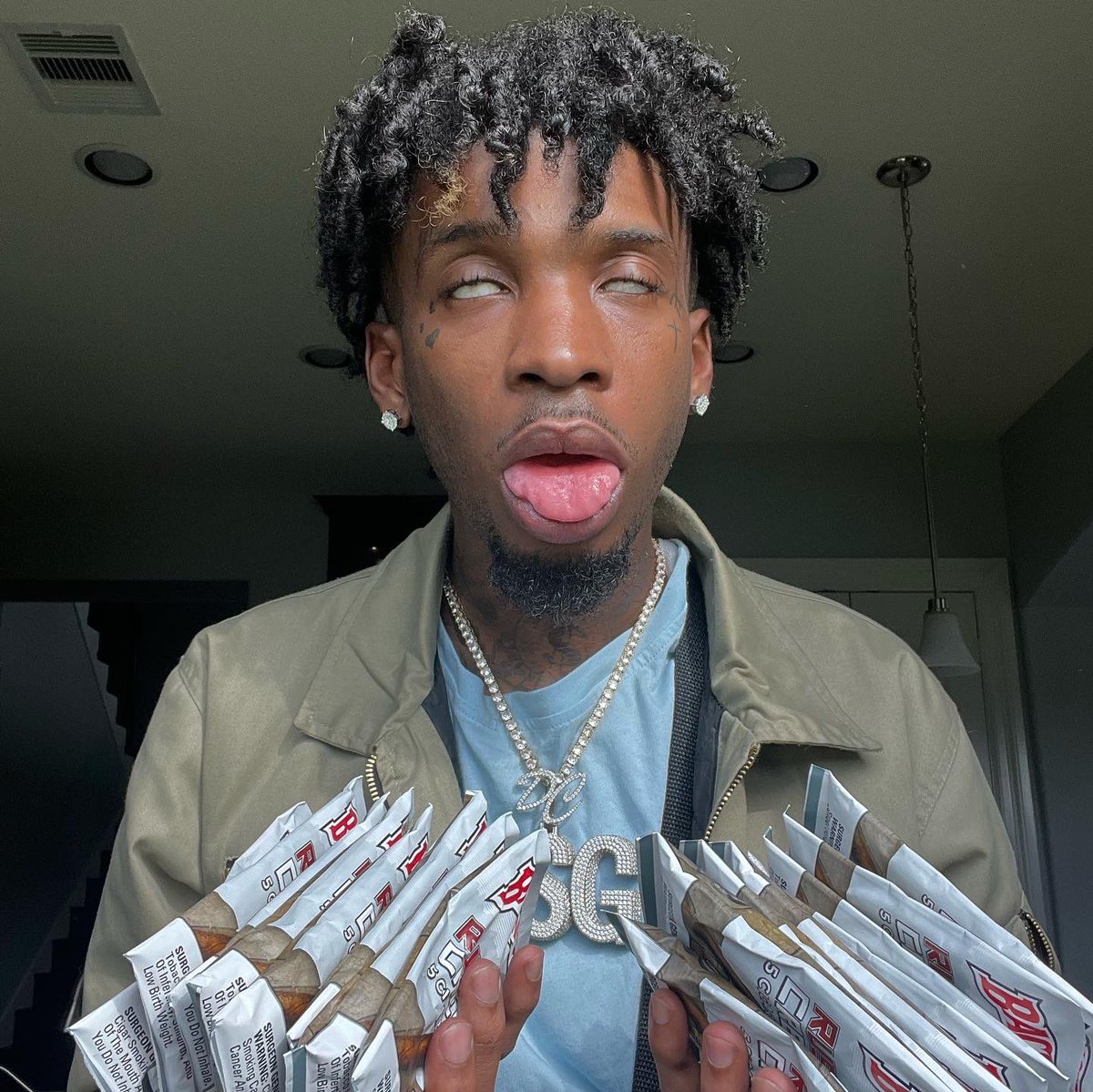 DCHerbo4's tweet photo. “Why u dont be answering or textin bacc?” 🚦🔥 dont stresss ova me bbygirl 💨 dhope, da only thing im dodgin is po..po’s. Cuz im inluv wit da dhope smok💨 #SSGLOB4L https://t.co/HkfAMDj4mX