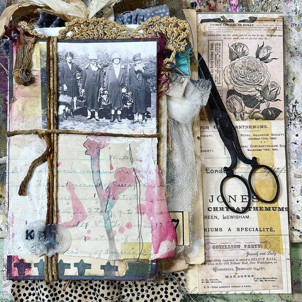 ebodygirle's tweet photo. Sampling. And chasing the magic on the few pages within as I piece things together for my class coming up at @dillmansartworkshops 

#buildingthesample #dreaming #chasingmagic #dillmans #mixedmedia #teacher #artist #bookmaker #listeningtomyownvoice #vint… https://t.co/dV70BL5xEe https://t.co/UupZR8SnNy