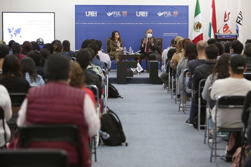 UAEH_OFICIAL's tweet photo. Realizan XII edición del Encuentro Universitario de Bibliotecarios en FUL 2022 #FUL35
https://t.co/q8EfUeR6Ls https://t.co/vL1x2IEzCf