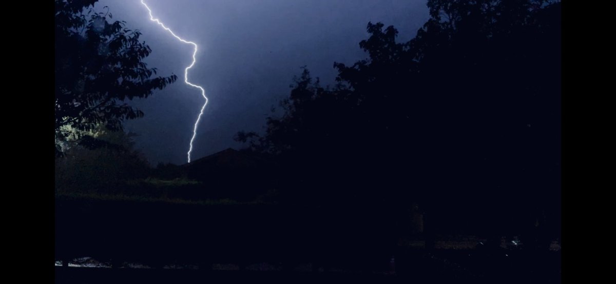 gowds's tweet photo. @bbcniweather some fork lightning in Bangor, County Down https://t.co/zhFwF60HOi