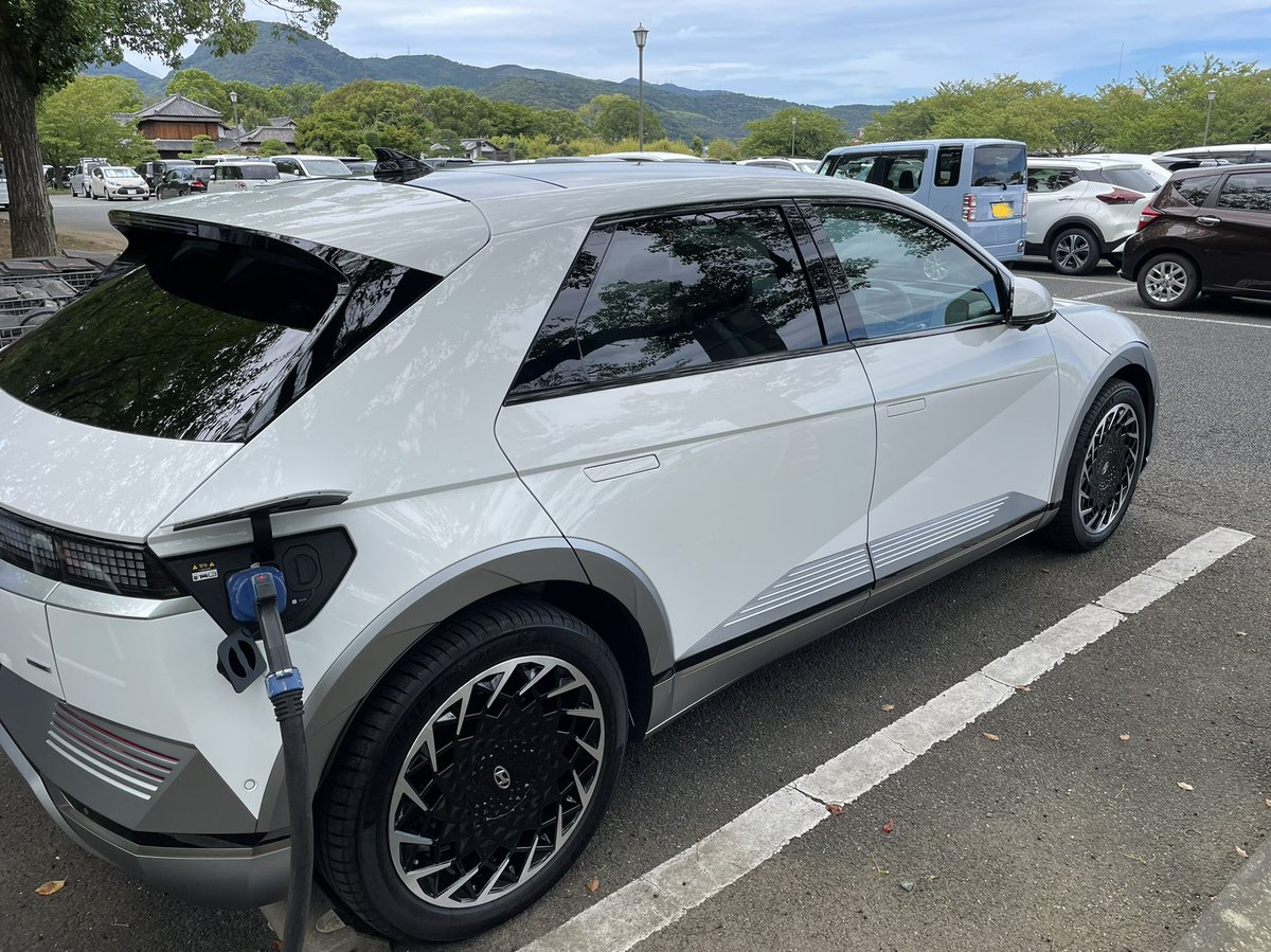 熊本城の駐車場にある充電器を試してみました。
どうやら無料で利用できる急速充電器のようですが、さほど速度は出ていないようでした。（駐車場自体は有料）