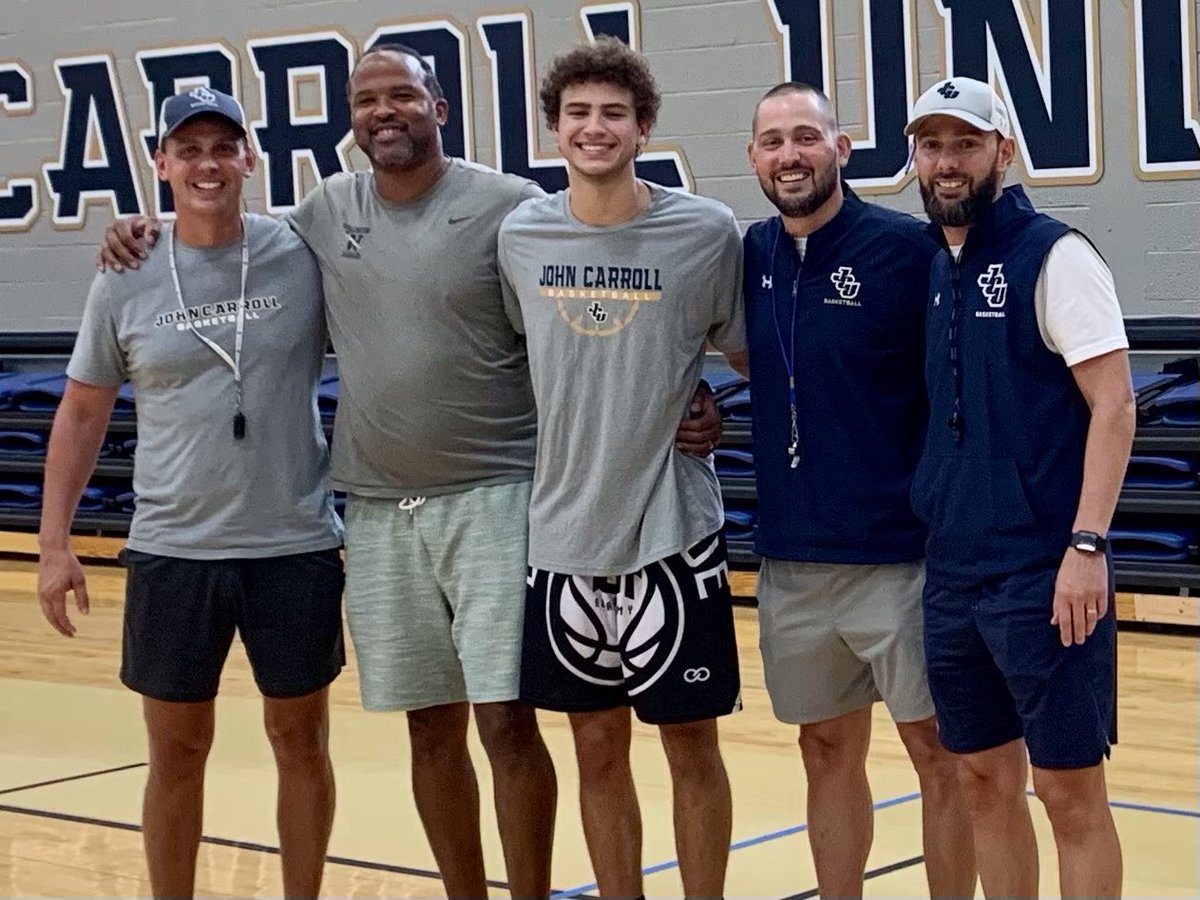 Great having JCU HOF’er ⁦<a href="/CoachTaylor45/">Artie Taylor</a>⁩ and family on campus today! These smiles are genuine. 🥽