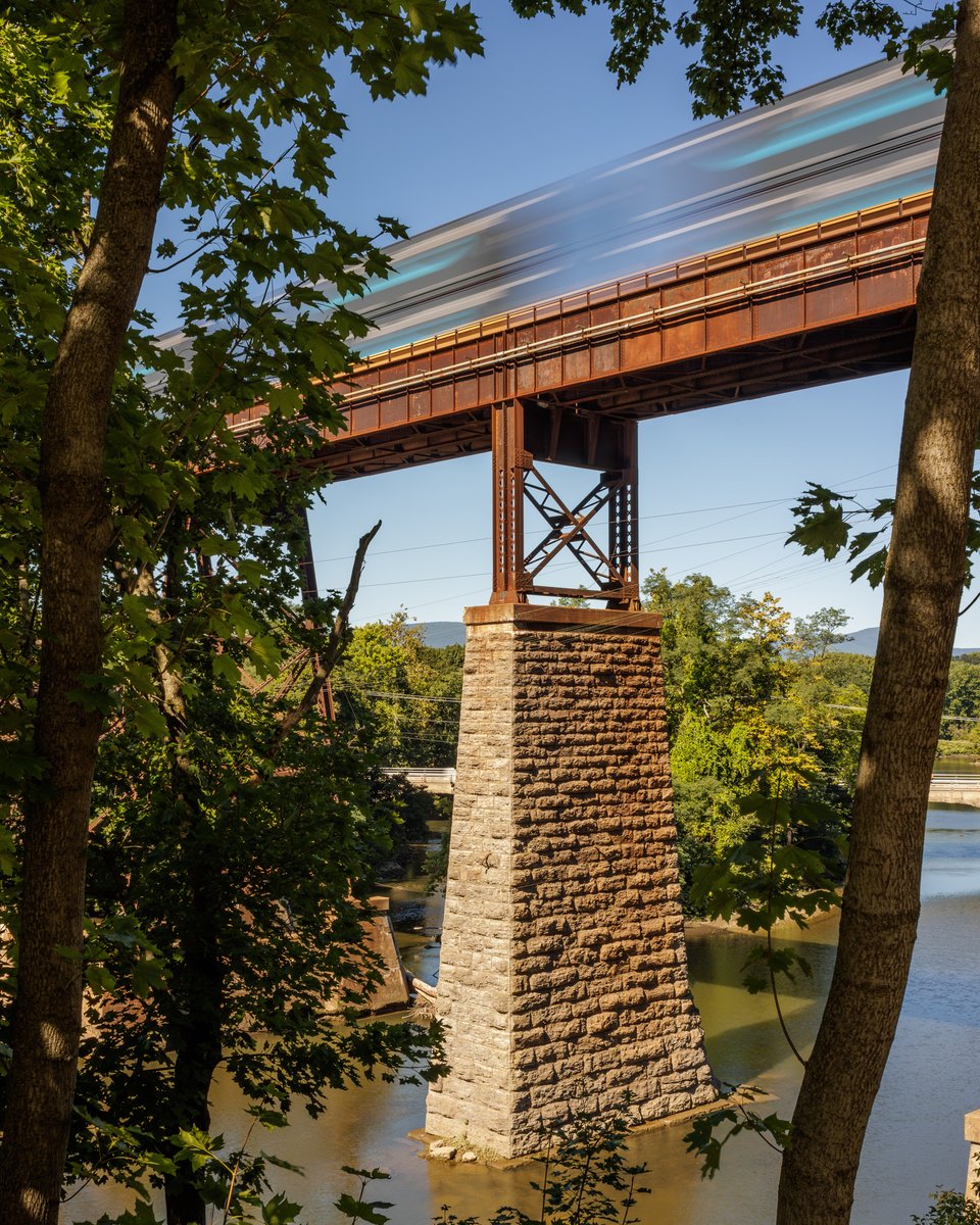 alonkoppel's tweet photo. 0.4 second of Amazon freight containers, Catskill.
#photooftheday #lookingaround #phroommagazine #lekkerzine #thisispapermag #train #locomotive #longexposure #freighttrain #nftphotography #odtakeovers #catskillny #csx #tiltshift #canonr5 #amazon #nftphotographer @amazon https://t.co/nsCqc2L3Xb