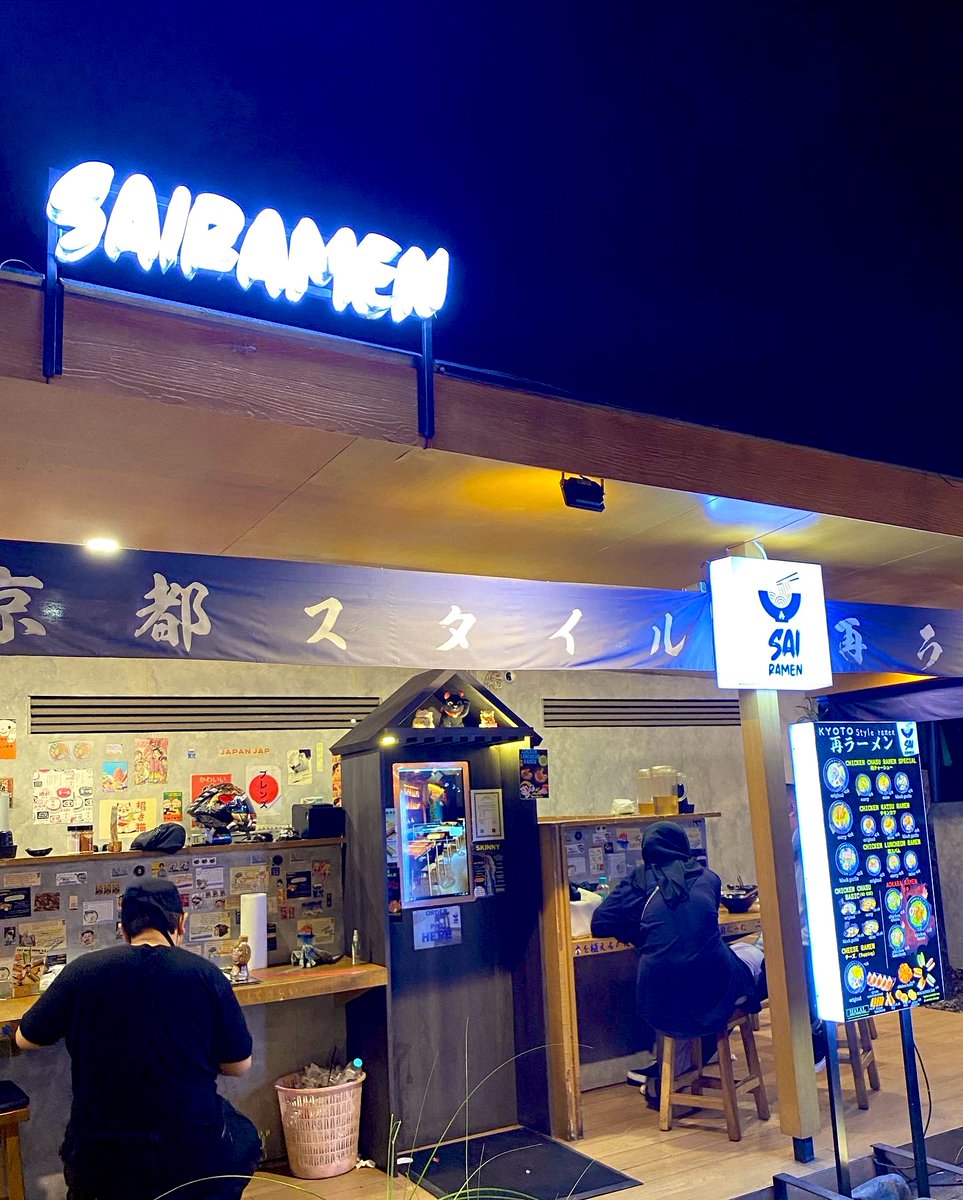 whosber's tweet photo. Nama tempatnya 📍Sai Ramen, dekat jl Trunojoyo.

Bentuknya semi outdoor sengan dekor japan vibes🎑

Sistem ordernya tgl dtg-klik menu di tab besar-bayar-nunggu no antrian dipanggil ✨
Pelayanannya jg cpt bgt, jd cocok bwt yg buru” krn kelaperan🫶💯 #ramen #bandung #hiddengem https://t.co/gcqYoNB8h8