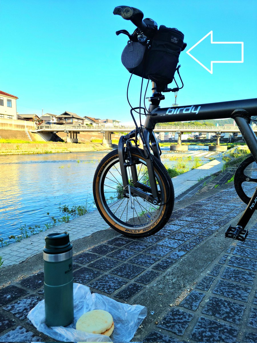 ibusigintouri's tweet photo. 河川敷DEモーニングポタ🌅
@POTABIKEのステムポーチが便利すぎてグラベルロードに取られたので
ボディカラーに合う黒を購入記念✨
#birdy #POTABIKE https://t.co/UQjlW747RZ