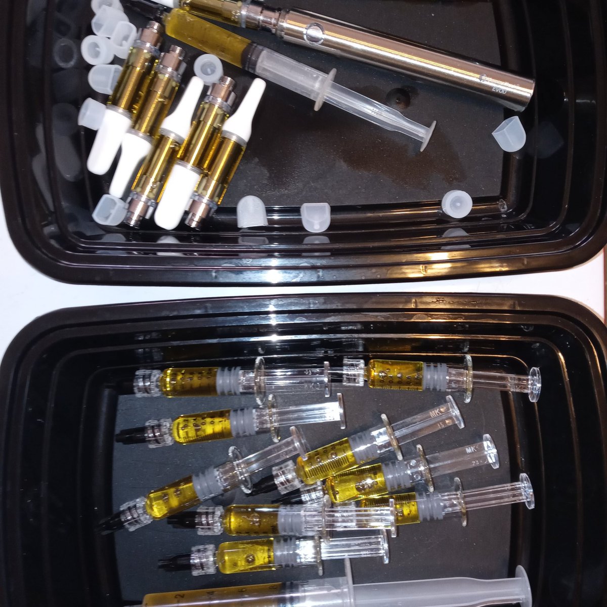 HumansSuckAss's tweet image. Woke up, fell out of bed, turned an ounce of crumble into carts and syringes and took mad tokes to the head!!!!