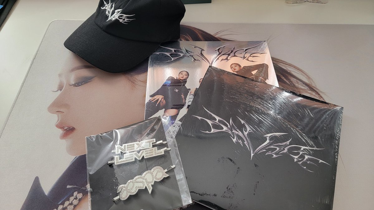 GGUnivers's tweet photo. 🌙 aespa kit giveaway 🌙 

- RT/follow to enter
- shipping worldwide
- Ends Sept 9th 7pm EST
 
💙 sealed aespa savage album (Hallucination Quest version)
🌙 sealed aespa savage album (Synk Dive version)
❄️ aespa next level hair pins 
🦋 aespa savage hat

#aespa https://t.co/TdYIm7KHnS