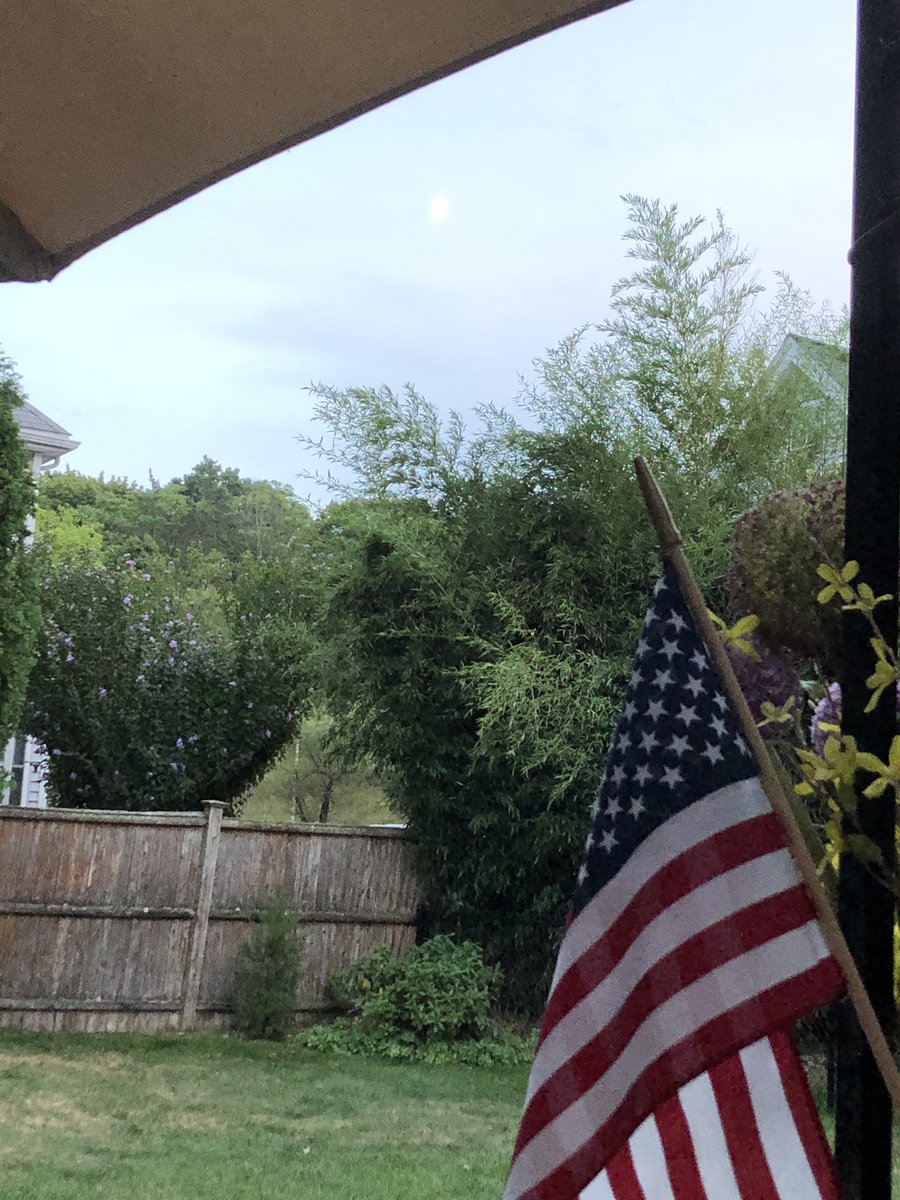 OmbraBlu_'s tweet photo. Happy Labor Day! #iSpyTheMoon https://t.co/ywfMRuoH5X