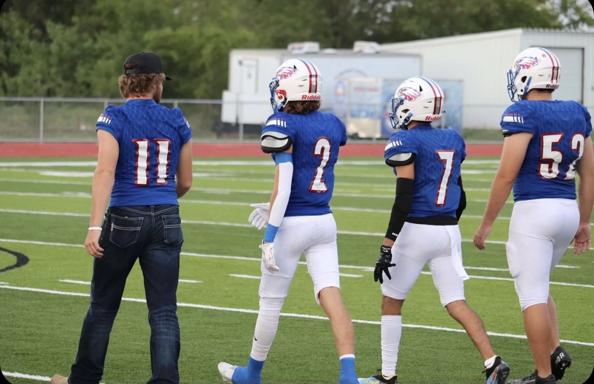 OfficerKimWges's tweet photo. His Senior year has had a great kickoff for making Lifetime Memories!! Huge catch near goal line and some great tackles. Friday Night Lights for him includes a culture of faith, connection &amp; dedication with his coaches &amp; teammates!! #2 You have what it takes to inspire others! https://t.co/CEb7XjuCke