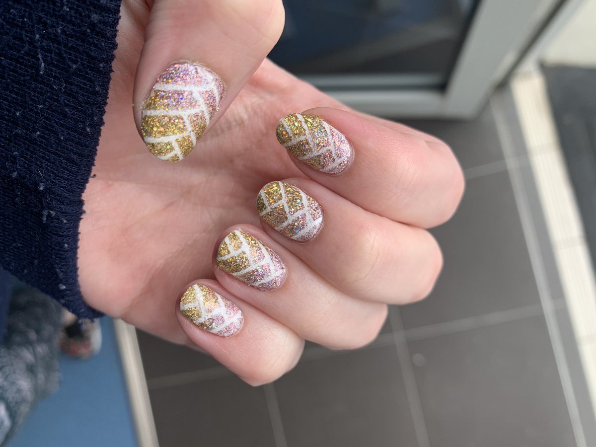 mads_dot_com's tweet photo. first attempt at fishtail + sponge gradient. we do be loving that #menchiethecat and #goldplaybutton blend 😍 
@holotaco @nailogical #notmilkywhite https://t.co/ZkWsl8fEAR