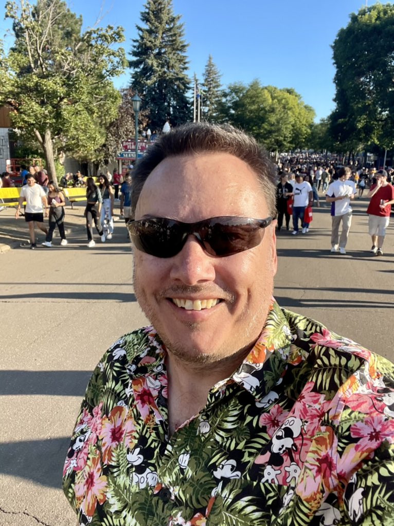 BrianHalverson's tweet photo. Just spoke to the person second in line for pickle pizza who said they’d been waiting an hour to get to that point.
Then I walked away and was immediately hit up for a low five by a stranger.
So, I’ve got that going for me.
#whichisnice https://t.co/KWsRcWaNF7