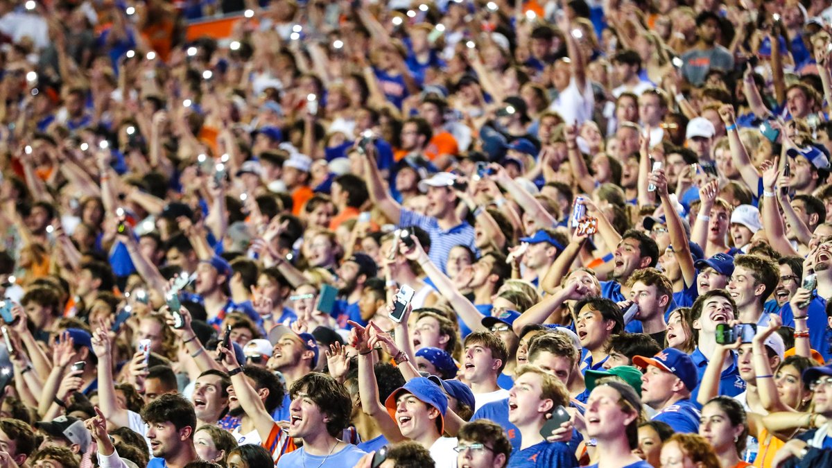 FloridaGators's tweet photo. Back in The Swamp with our 90,799 closest friends  🐊

#GoGators https://t.co/qowZC0W3eh