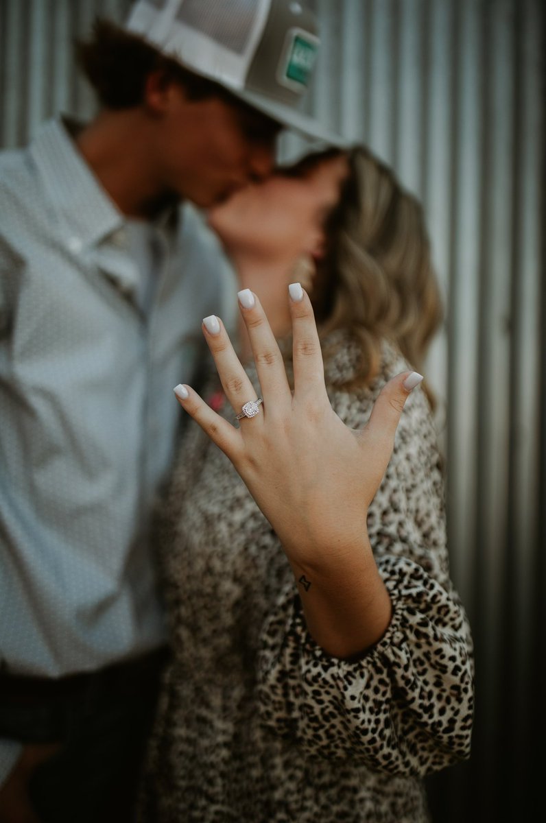 haileymoss_'s tweet photo. hey twitter, i’m engaged💍😊 https://t.co/E1qptm3sUR