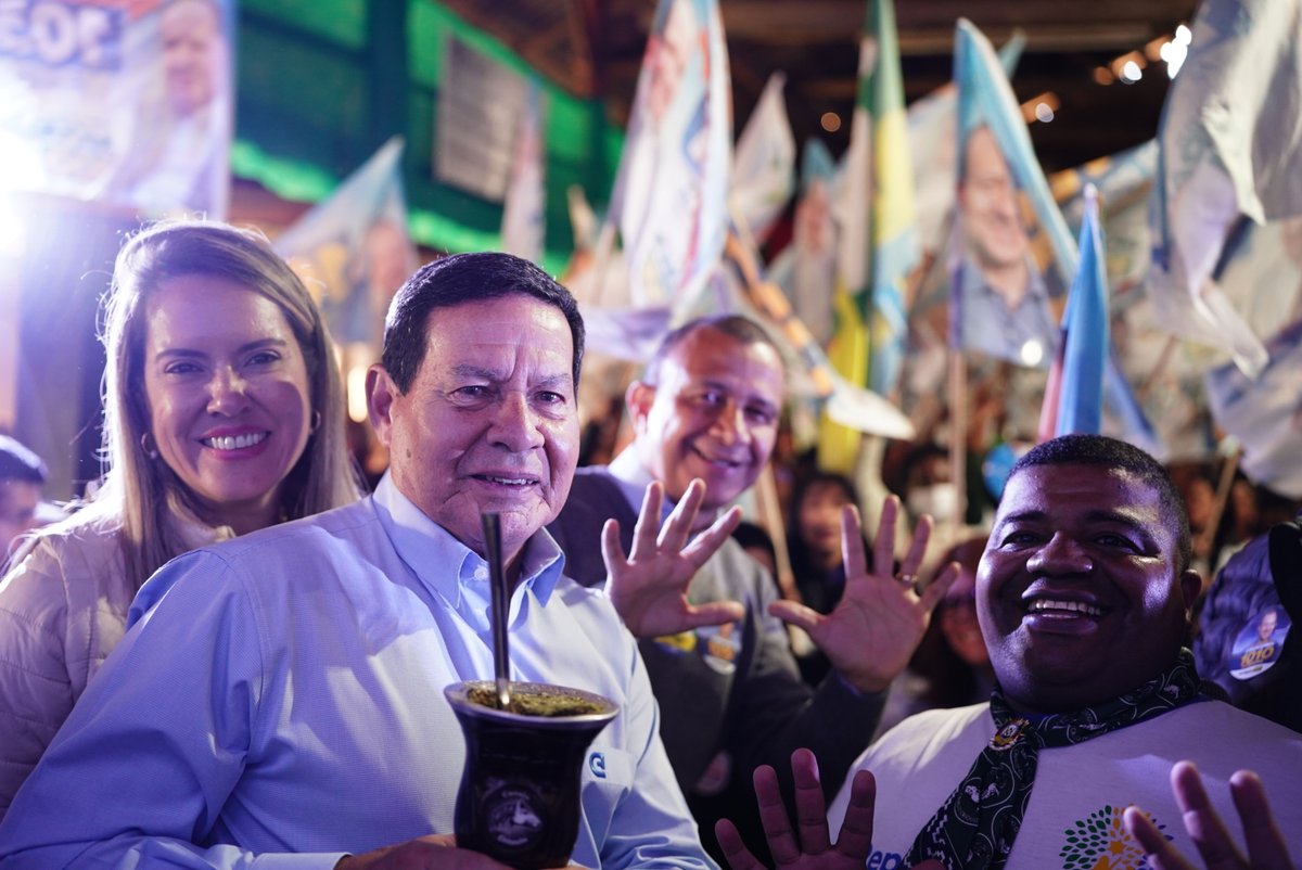 GeneralMourao's tweet photo. Energia incrível em Alvorada/RS hoje. Obrigado pelo apoio!  🙌1️⃣0️⃣0️⃣
 #éavezdomourão #Vote100 #MourãoSenador https://t.co/vVHIPwe3Yu
