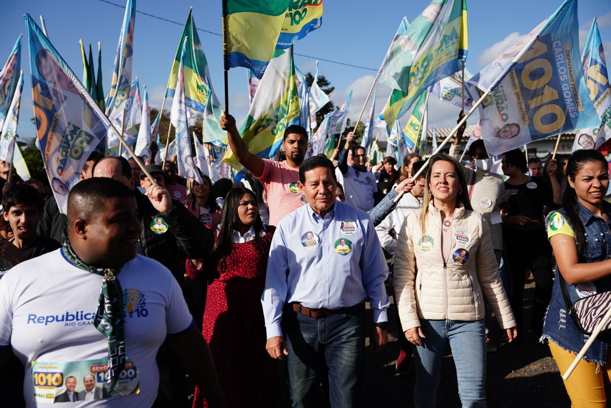 GeneralMourao's tweet photo. Energia incrível em Alvorada/RS hoje. Obrigado pelo apoio!  🙌1️⃣0️⃣0️⃣
 #éavezdomourão #Vote100 #MourãoSenador https://t.co/vVHIPwe3Yu