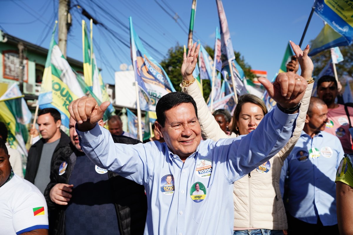 GeneralMourao's tweet photo. Energia incrível em Alvorada/RS hoje. Obrigado pelo apoio!  🙌1️⃣0️⃣0️⃣
 #éavezdomourão #Vote100 #MourãoSenador https://t.co/vVHIPwe3Yu