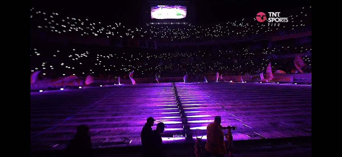 enunabaldosa's tweet photo. Luces violetas en el Monumental. Teorías: https://t.co/CBRvn0wjyu