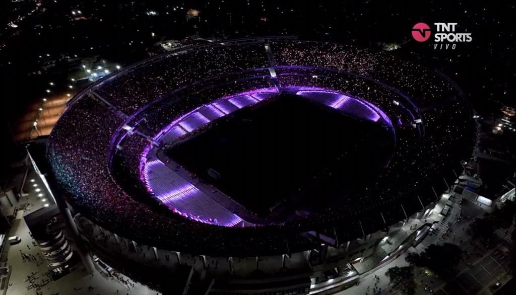 enunabaldosa's tweet photo. Luces violetas en el Monumental. Teorías: https://t.co/CBRvn0wjyu