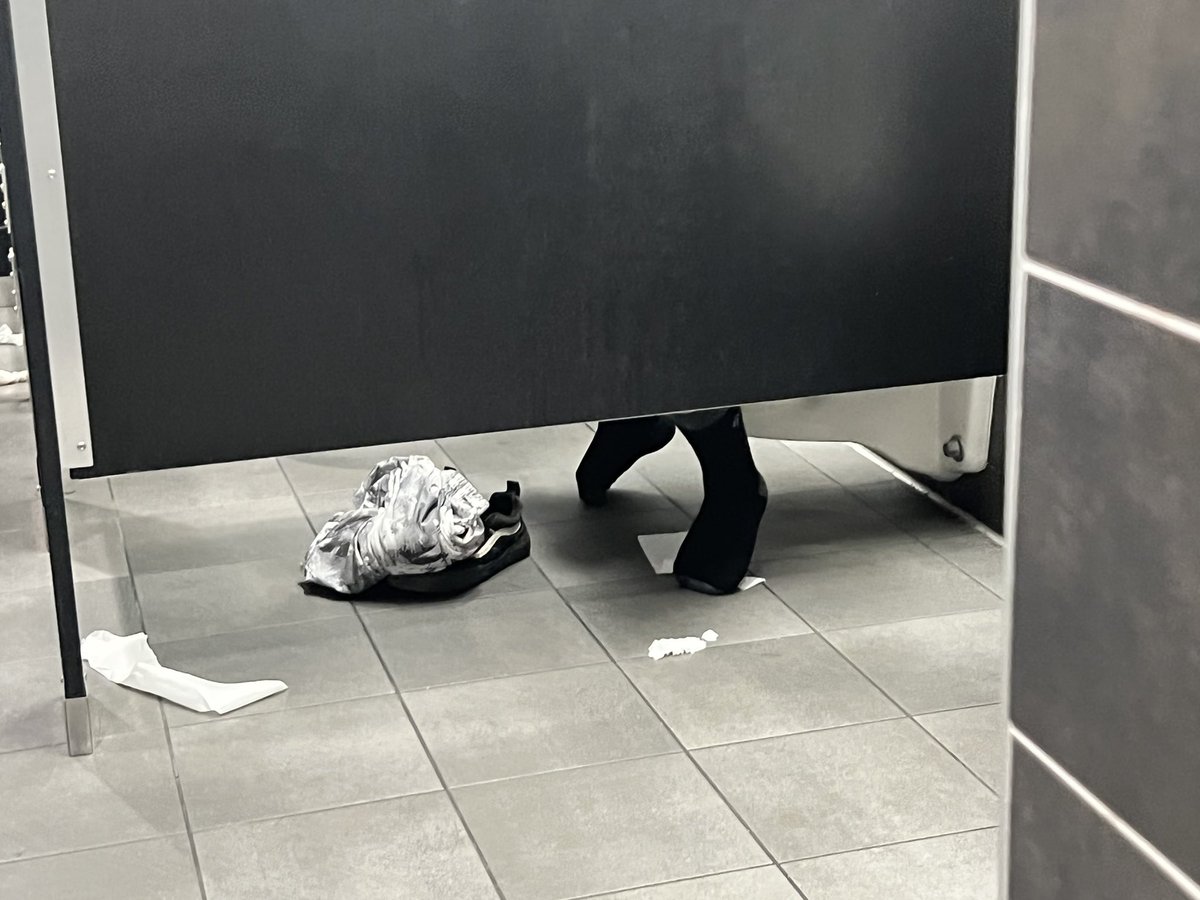 percocetmachine's tweet photo. Went to the bathroom last night and this is what i see https://t.co/9NPeOtJh44