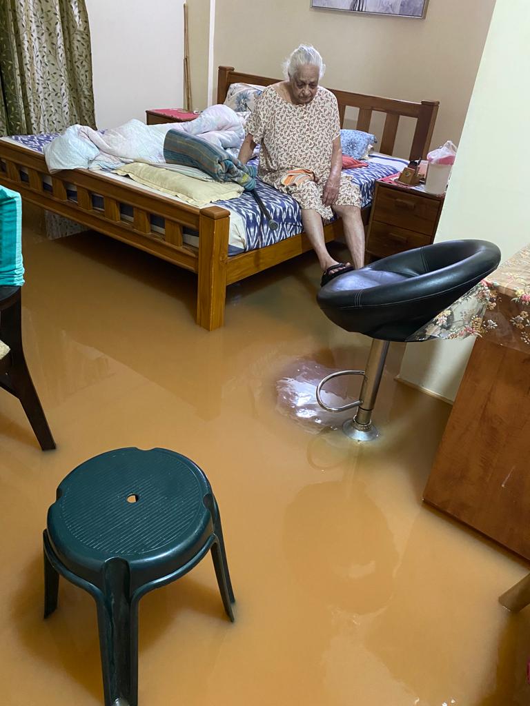 w7nder_wom7n's tweet image. @krishnabgowda @BSBommai @dcbangalore 
This is the state of affairs at Utopia Layout, Tharabanahalli. Please tell me we are expected to live like this. Emergency numbers not working. And all because of faulty lake rejuv.

#bengalururains #bengaluruflooding