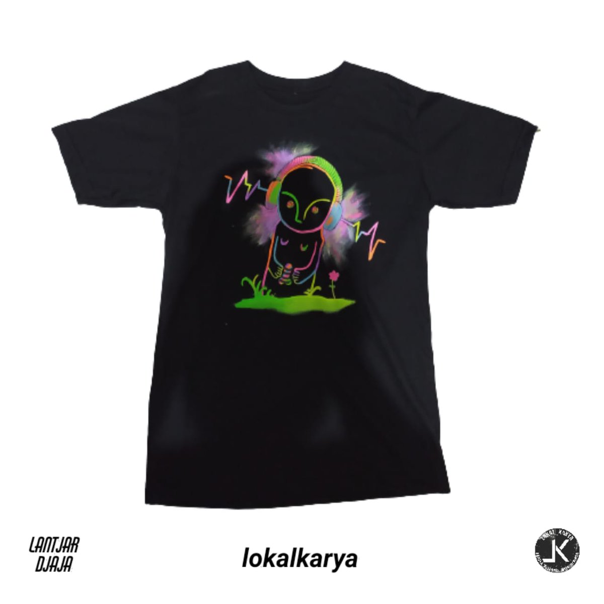 bellergati's tweet photo. #kaoslukis #psychedelic
#psychedelictshirt
UvGlow #glowinthedark
Kaos ini dilukis menggunakan cat khusus yg bisa bereaksi/berpendar ketika terkena sinar uv.

TERANG                           GELAP https://t.co/8vtNNxDWfS