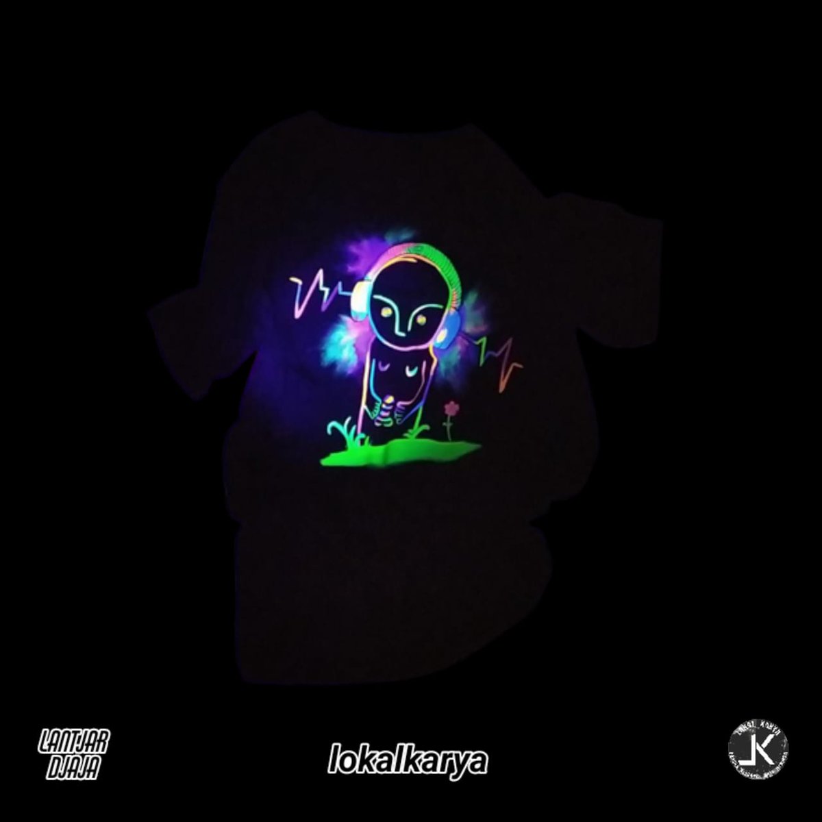 #kaoslukis #psychedelic
#psychedelictshirt
UvGlow #glowinthedark
Kaos ini dilukis menggunakan cat khusus yg bisa bereaksi/berpendar ketika terkena sinar uv.

TERANG                           GELAP