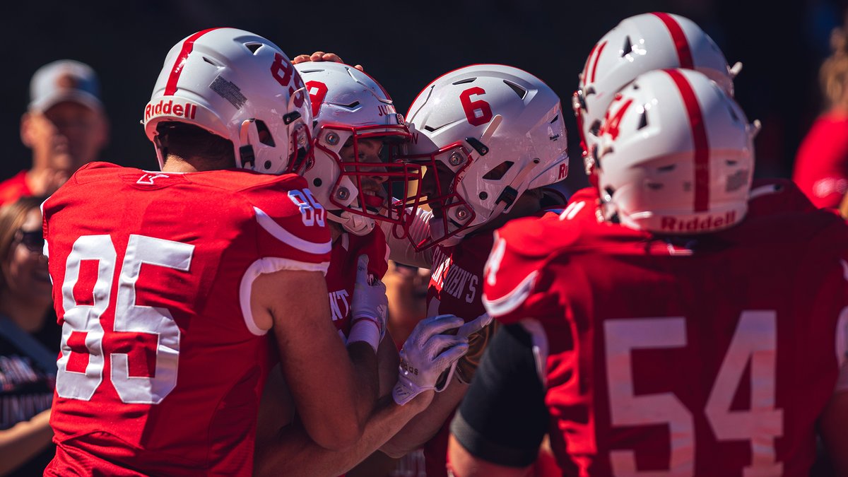 SJUJohnnies's tweet photo. POLL UPDATE: @SJUFootball moved up one spot to No. 4 in @d3football's first Top 25 poll of the 2022 regular season released tonight!

SJU hosts No. 19 UW-River Falls at 1 p.m. this Saturday, Sept. 10, in Clemens Stadium. 

RELEASE: https://t.co/AYxcyb08CE

#GoJohnnies #d3fb https://t.co/375HRODmTK